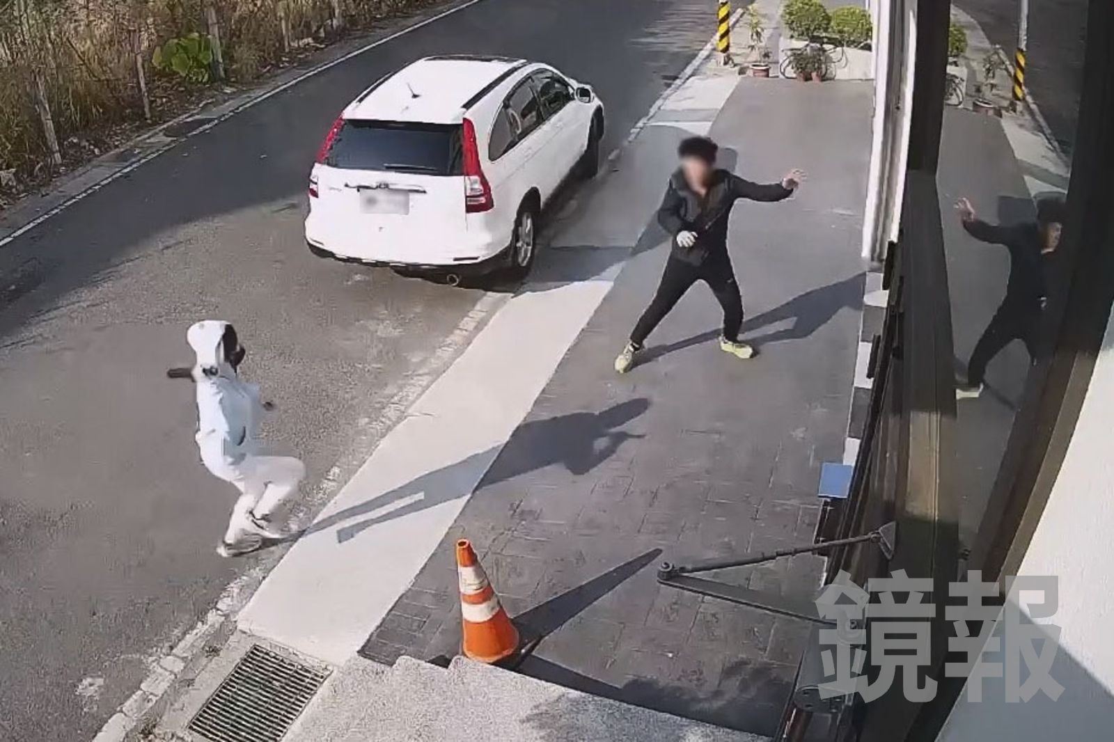 翁女（圖左）持棍棒追打，被害人嚇得逃回辦公室。被害人提供