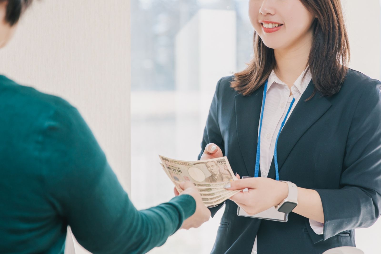甜美理專偷吃人夫!當街激吻還「進大樓戰3hr」 女兒見爸手機跳5字訊息怒告密...結局超狗血
