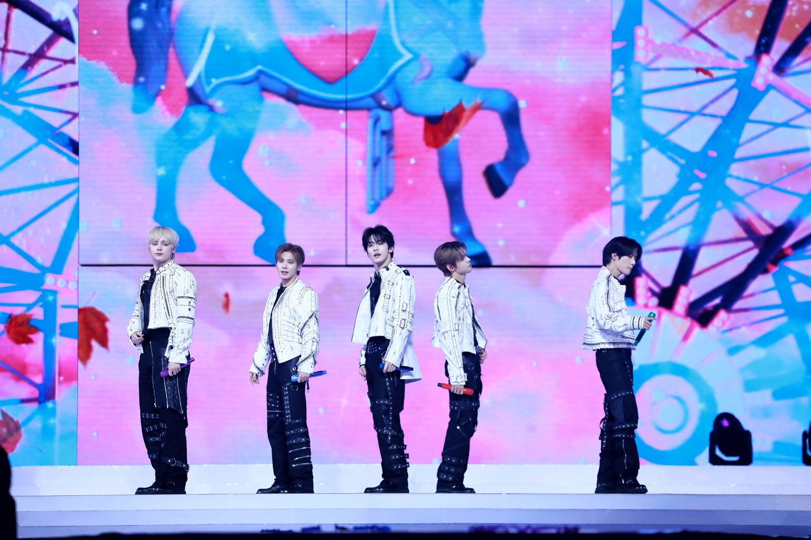 TXT解鎖大巨蛋一開場就「近距離」寵粉！　撂話讓MOA幸福：我負責到底