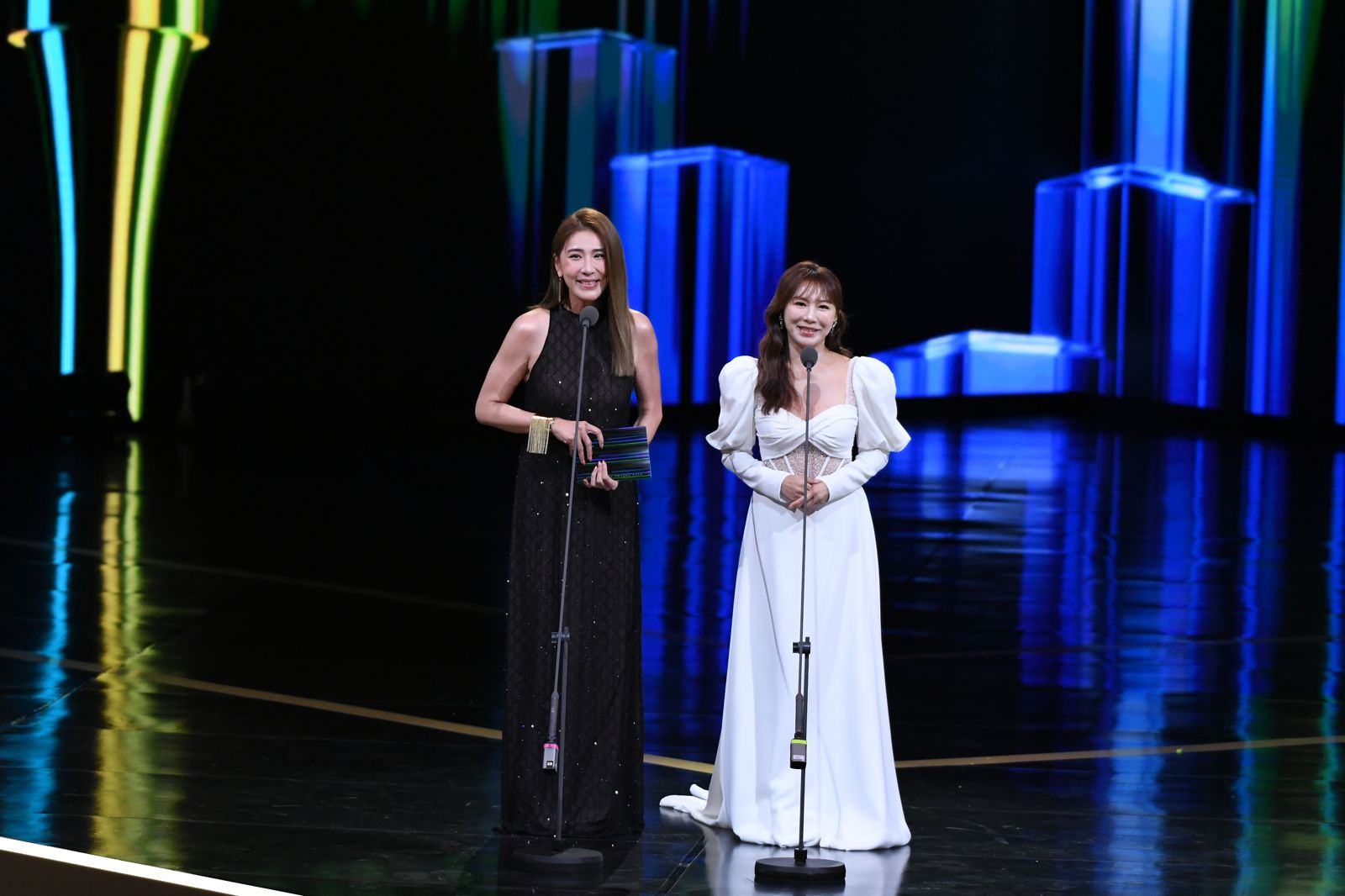 小禎(左)、佩甄(右)擔任頒獎人。三立提供