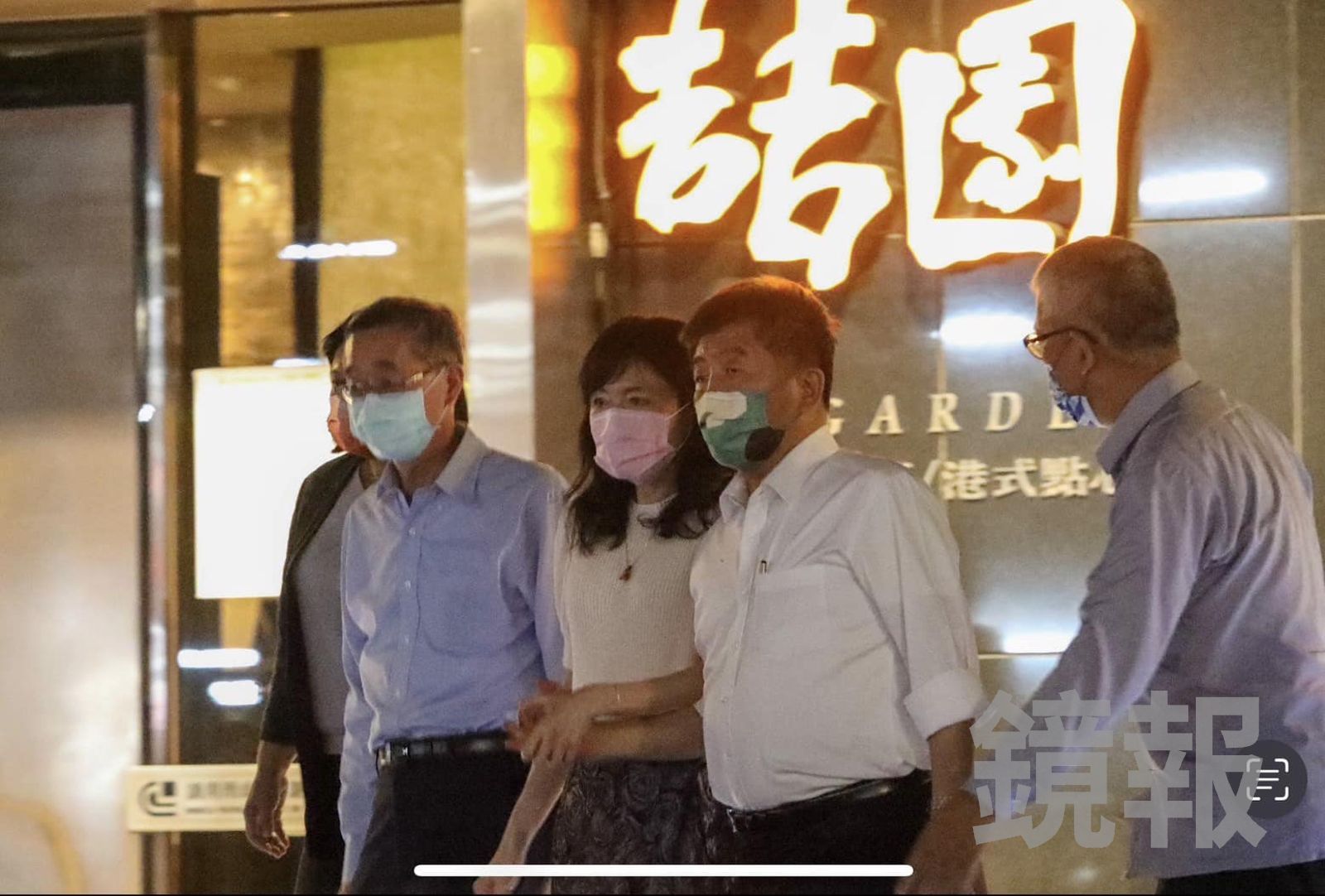 2022年底，徐巧芯爆料陳時中與已婚女子「十指緊扣」照片，就是黃國昌指揮狗仔所偷拍。（圖／翻攝徐巧芯臉書）