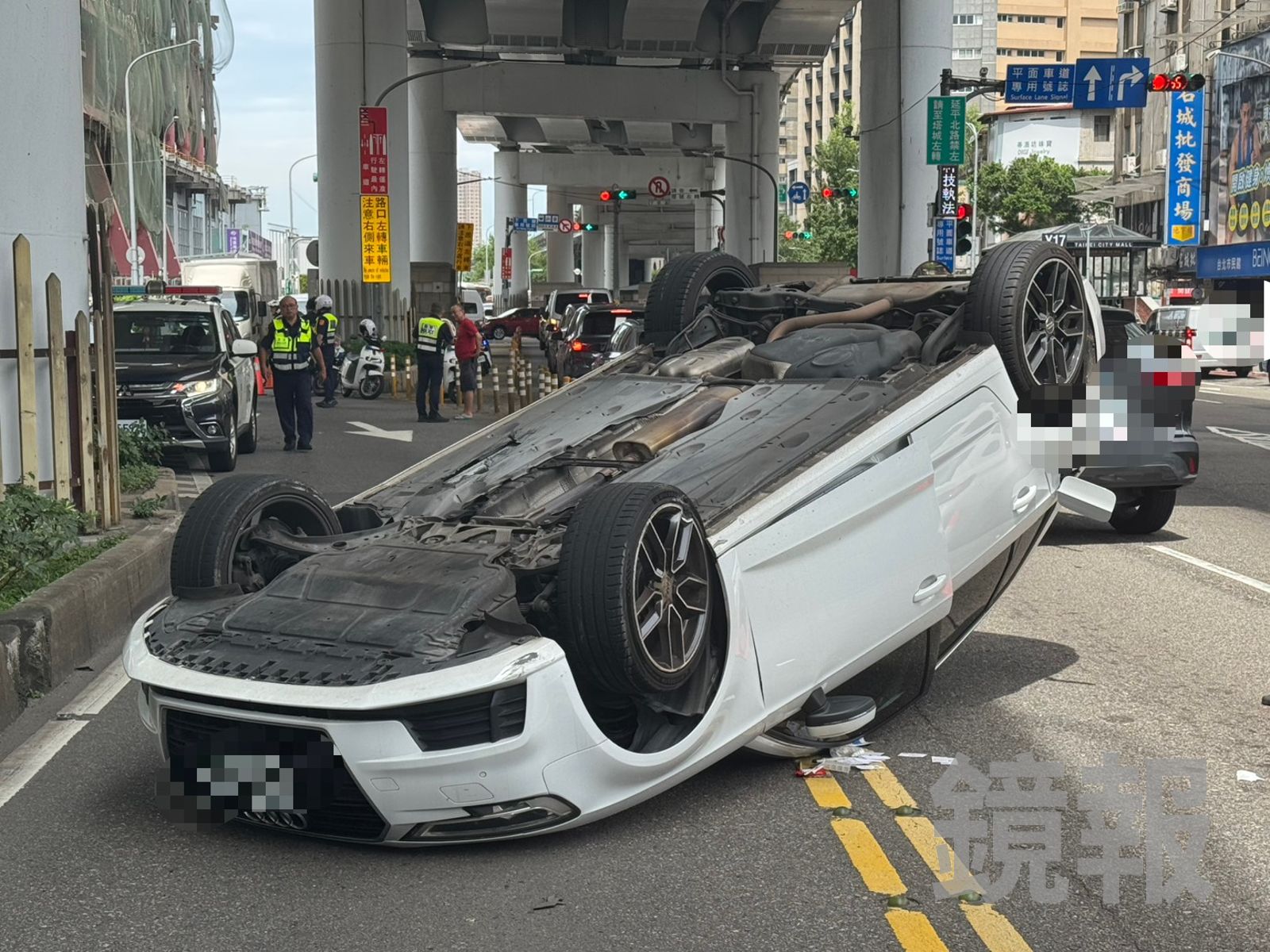 市民高架東向匝道全封!奧迪分心撞分隔島「烏龜翻」橫躺匝道