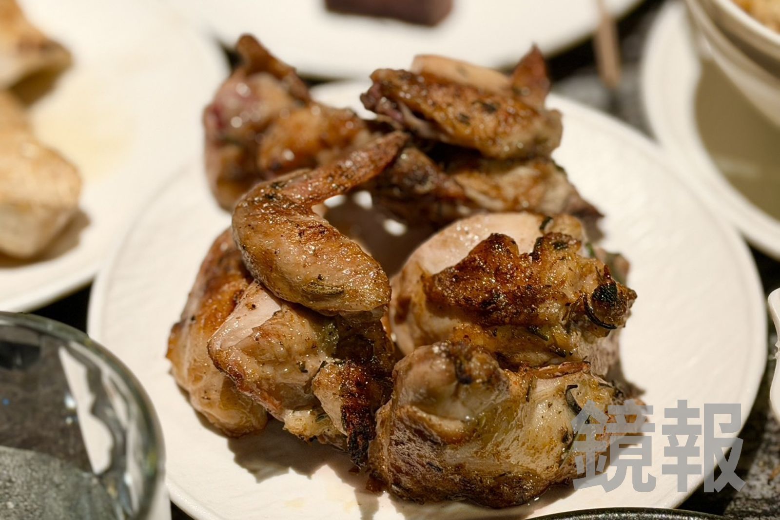 「法國普羅旺斯香料春雞」會先用綜合香料醃漬一天再火烤，皮酥肉嫩很出色。（980元／份）