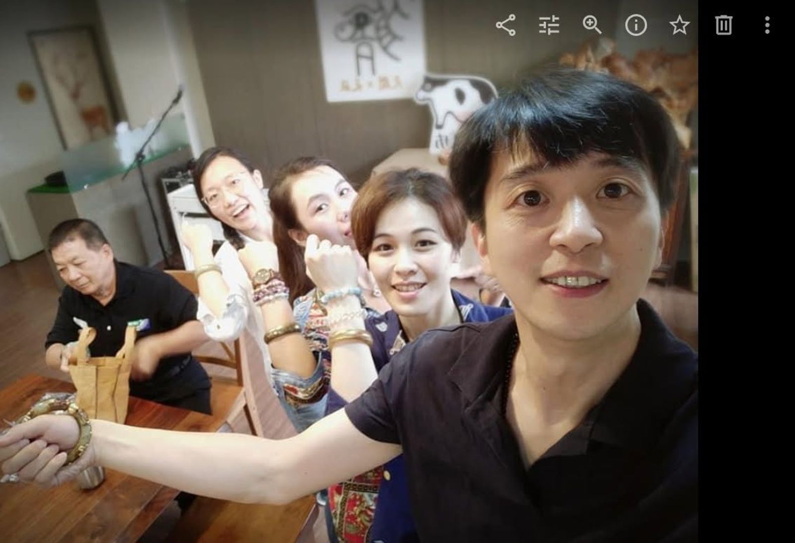 童芯稱父親曾贈與廖人傑(右起)與蔣瑋珊古董手鐲。翻攝陳苡孋臉書