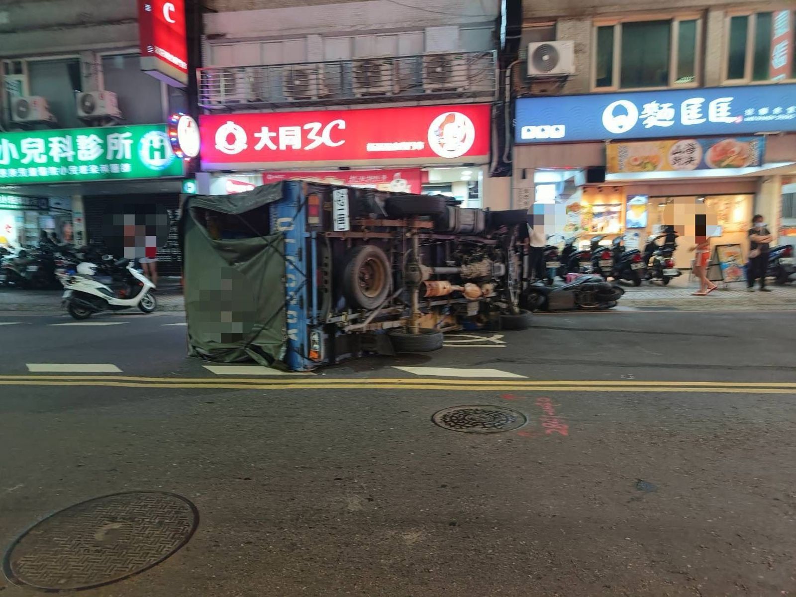 新莊小貨車司機毒駕上路　飆速闖紅燈撞倒外送員