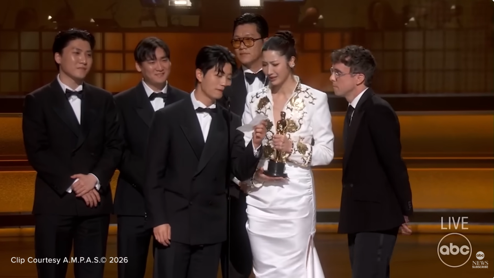 原本作曲家之一李裕漢（左三）已準備開口，但還沒說完卻被請下台。翻攝YT@ABCNews