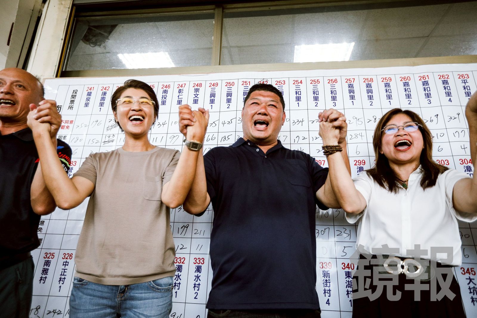 藍營立委游顥挺過罷免危機，和南投縣長許淑華一起歡呼。（圖／鄒保祥攝）