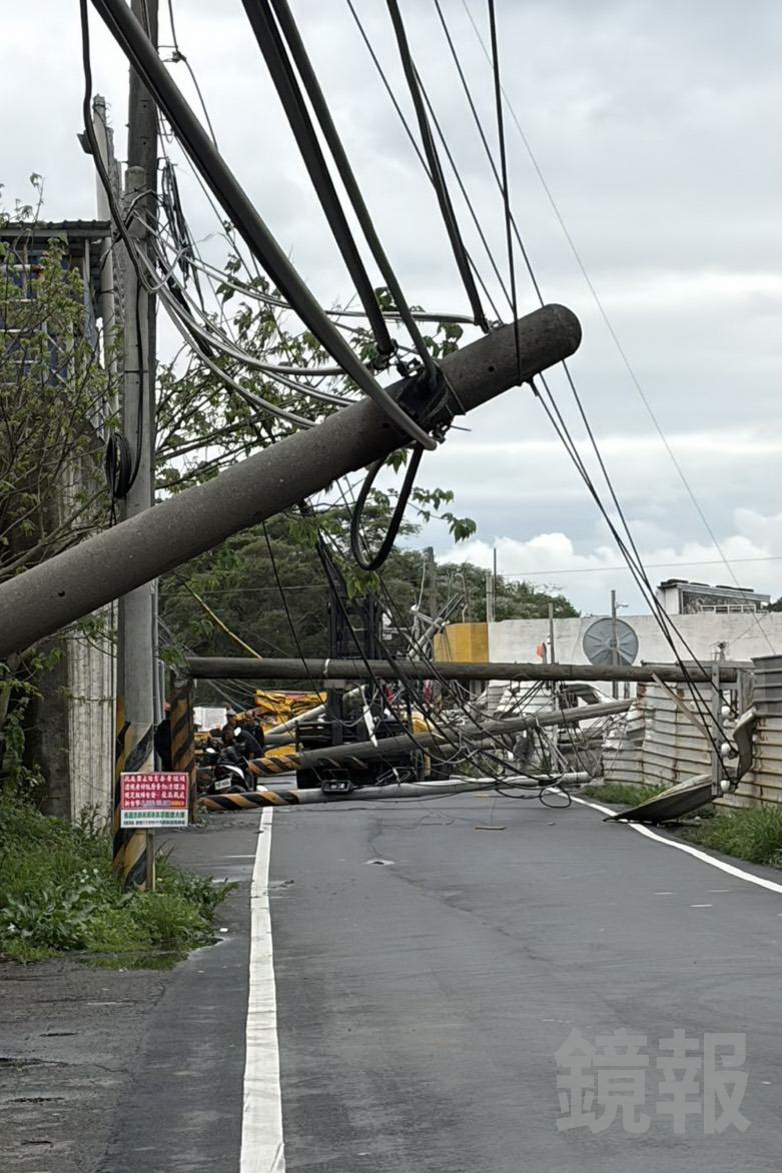 部分電桿斷裂傾斜。民眾提供