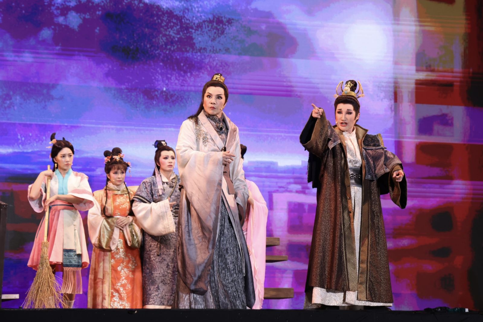 唐美雲（右二）、小咪（右一）在劇中有精彩對手戲。文化部提供