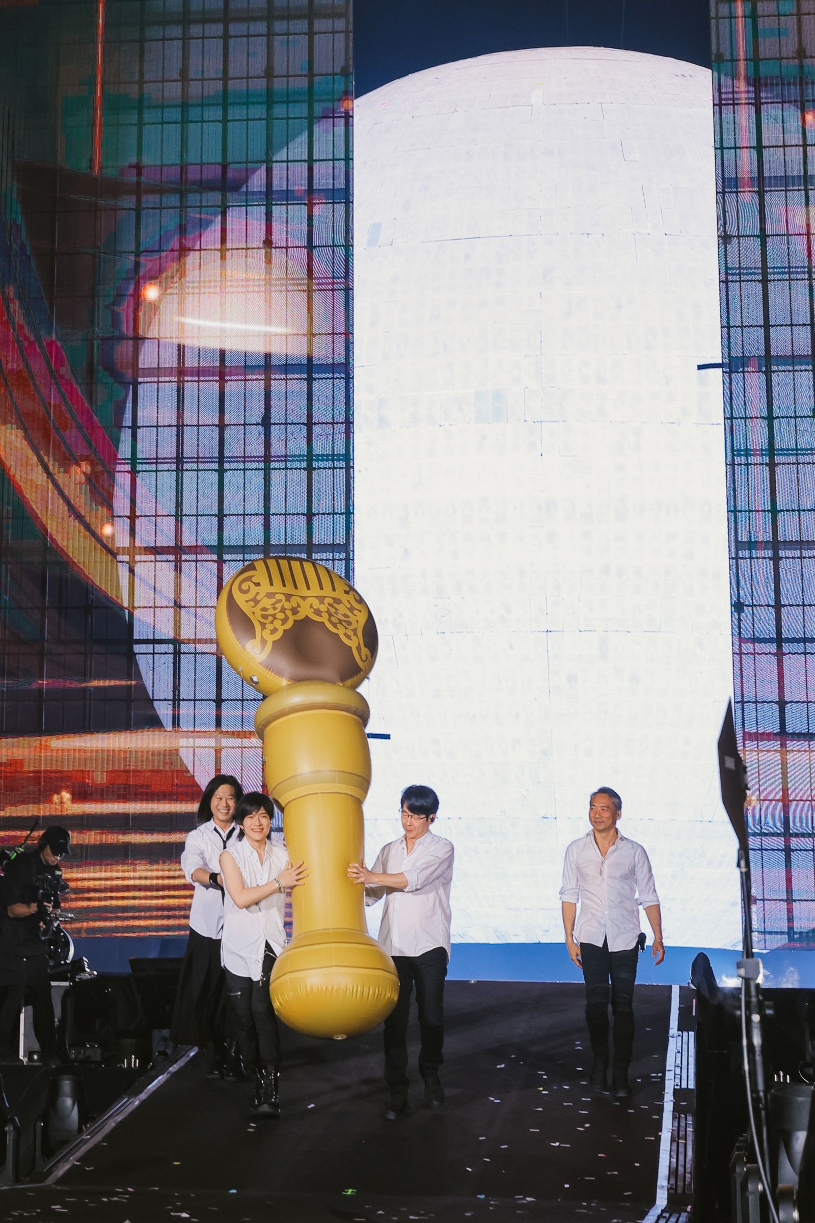 五月天29日在台上搬出超大金曲獎座。相信音樂提供