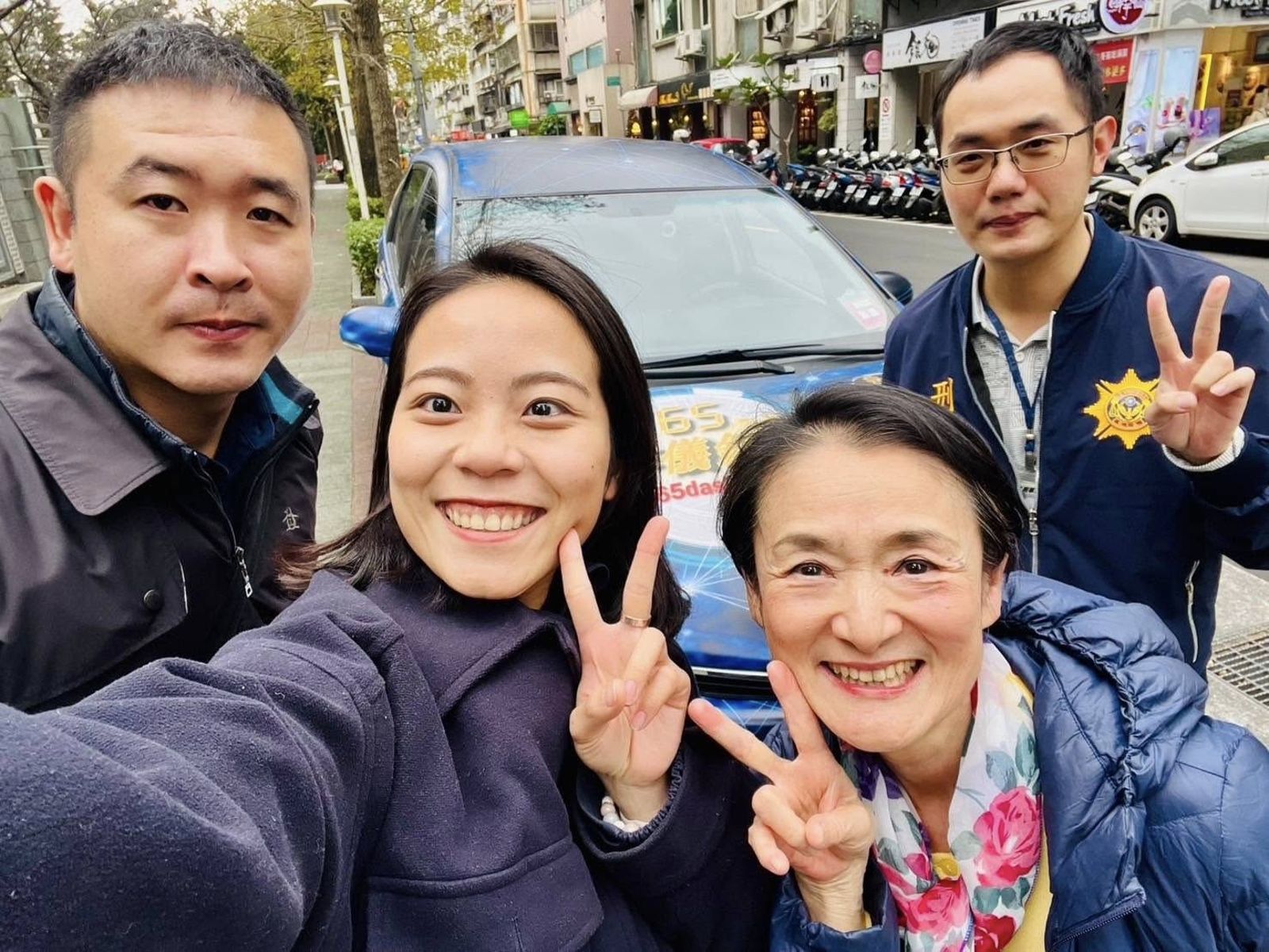 女警鄭詠心（左二）協助資深藝人譚艾珍宣導反詐騙。翻攝譚艾珍臉書