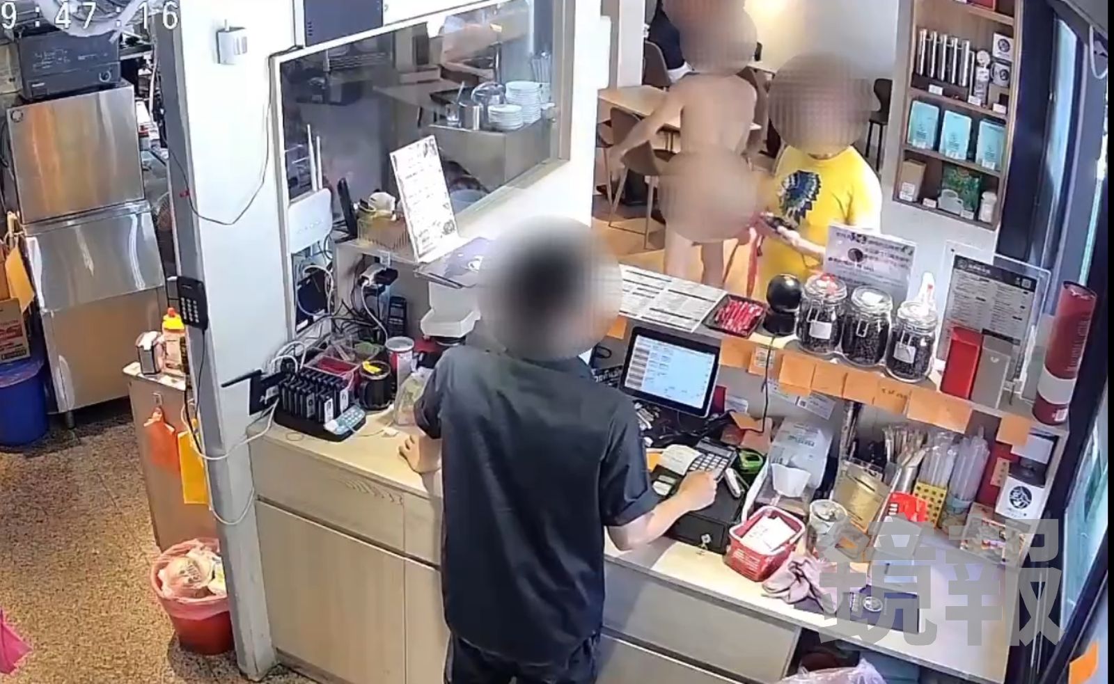 有片／進擊的巨人現身新北？全裸男逛飲料店　脫序行為非首次遭強制送醫