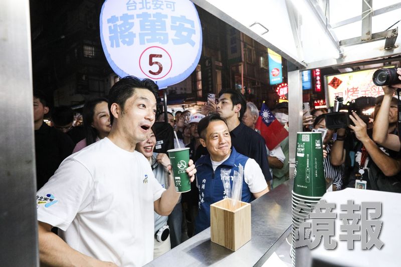 擠爆！蔣萬安赴內湖737夜市掃街超親民　支持者狂送食物秒咬下