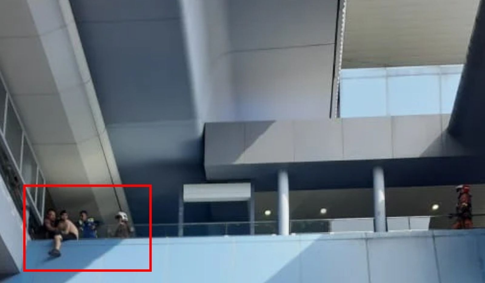 台男大馬捷運站突暴走！半裸跨上天橋「擦地板後舔髒手」疑輕生畫面曝光