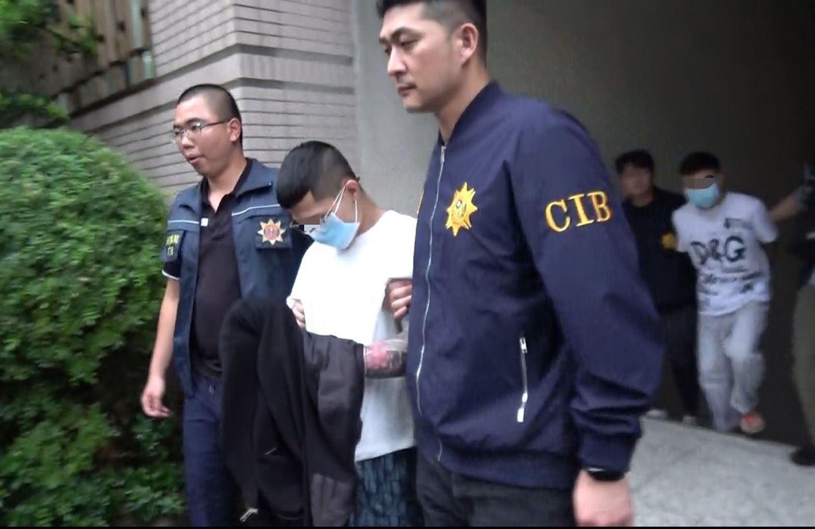 蘇男深夜帶鐵鏟去公墓挖毒品包裹。翻攝畫面