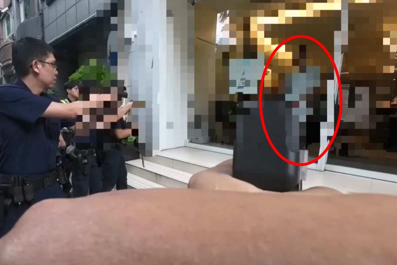 持槍視角曝光!教授砍死妹夫滿身血 6大人4孩童困屋內警開槍救人