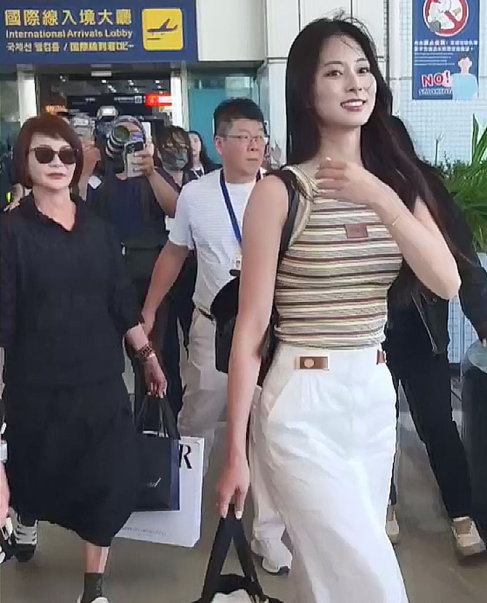 周子瑜昨天下午抵台，媽媽（左）黃燕玲陪著她從韓國飛來。高雄美食地圖提供