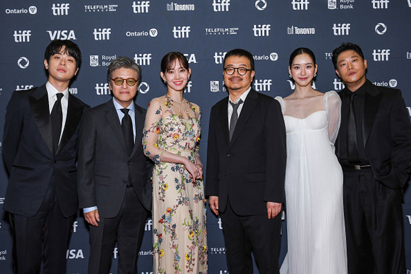 延尚昊（右三）日前帶著演員朴正民、權海驍、申鉉彬，以及林成宰（右起）、韓智賢宣傳新片《醜得要命》。© 2025 Plus M Entertainment and WOWPOINT. All Rights Reserved.