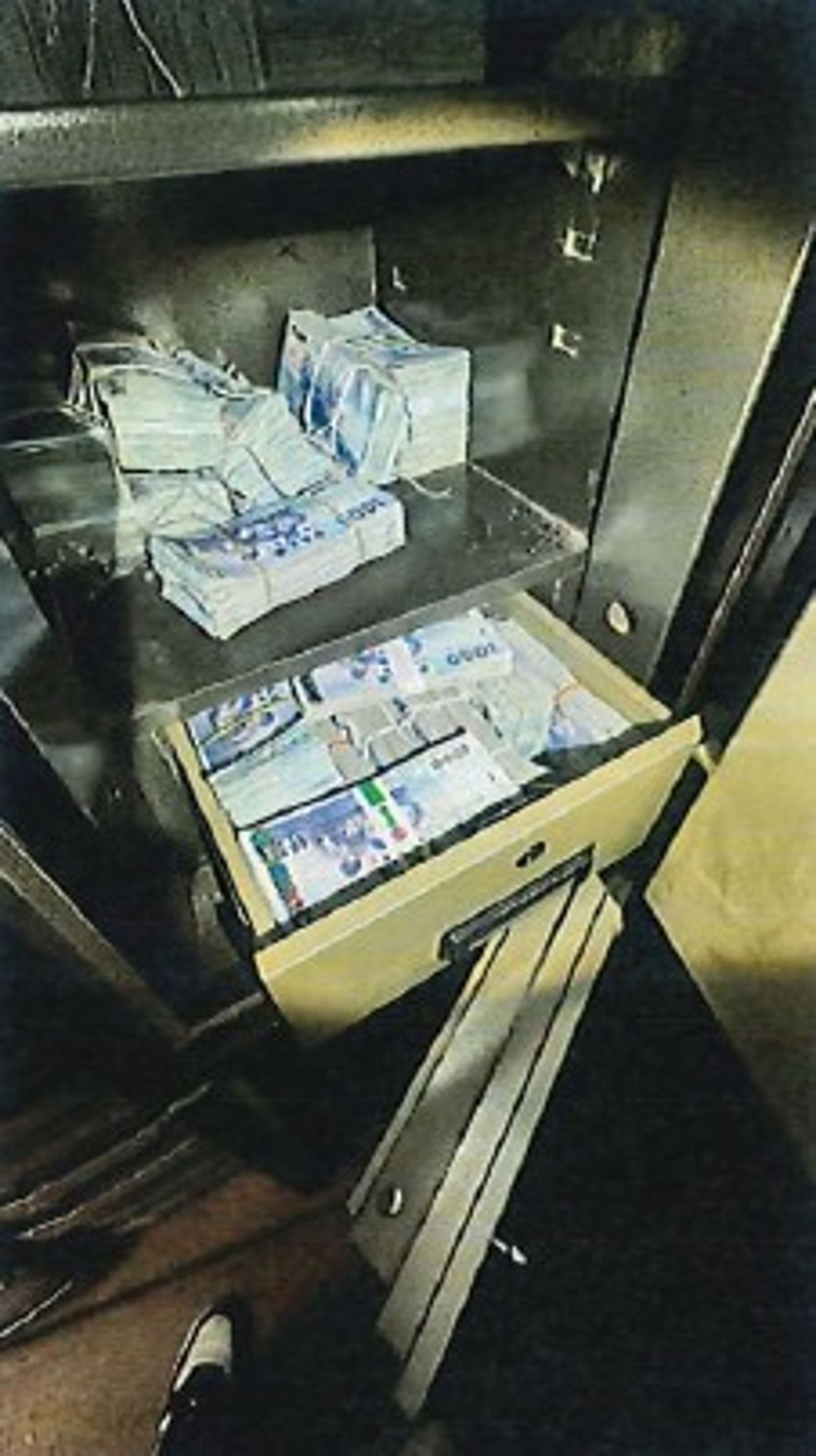 檢警於吳男診所查獲千萬現金。圖／翻攝自桃園地檢署