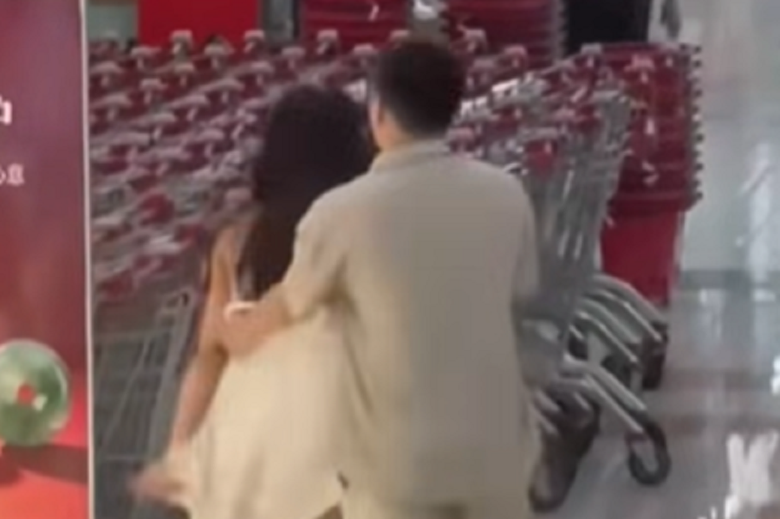 是個狠人!中國女一言不合就公然脫衣 網驚:身材有料