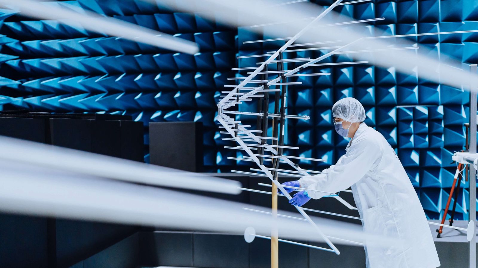 為確保衛星設備在執行太空任務順利，必須在TASA實驗室反覆進行測試。圖／TASA