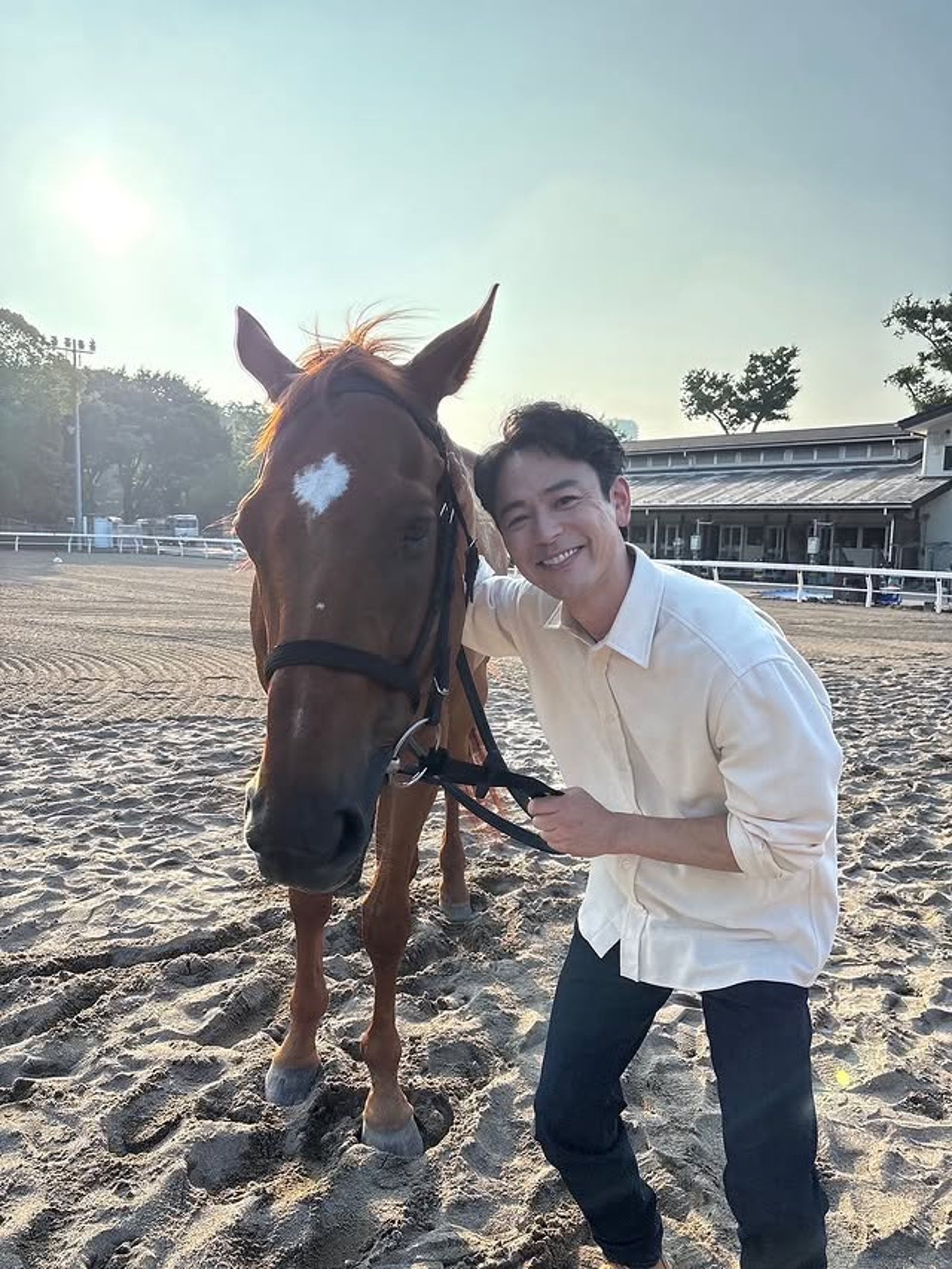 妻夫木聰飾演在賽馬世界找回熱情的會計師栗須榮治，為了和馬匹培養感情，還特別幫牠洗澡。翻攝X@royalfamily_tbs