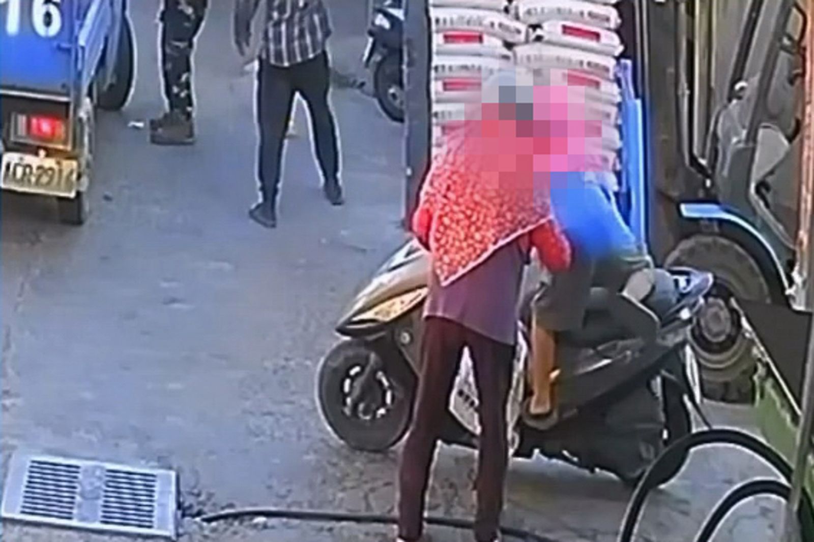 外婆扶著男童上機車。民眾提供
