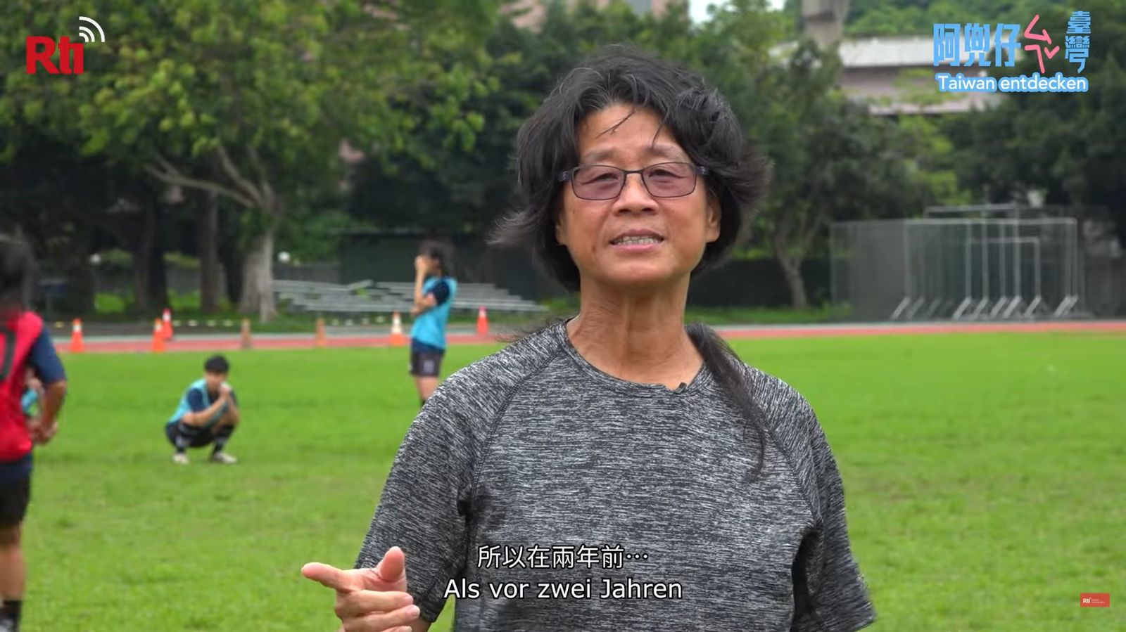 強迫女足隊員抽血參與實驗的研究計畫主持人兼球隊教練周台英。圖/翻攝自YouTube/Rti Deutsch - Radio Taiwan International