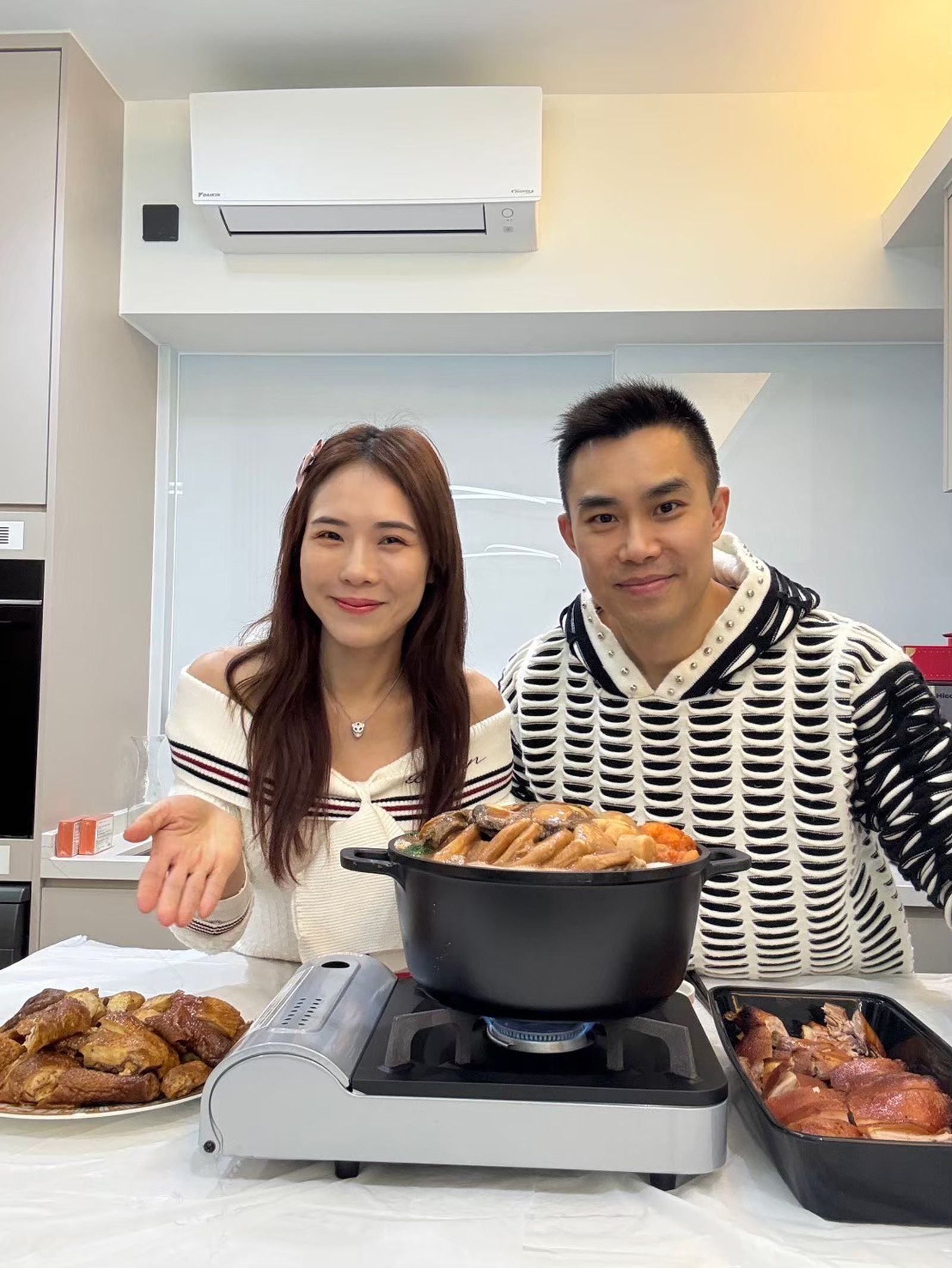 吳申梅和老公溫馨圍爐。喜上梅梢娛樂提供