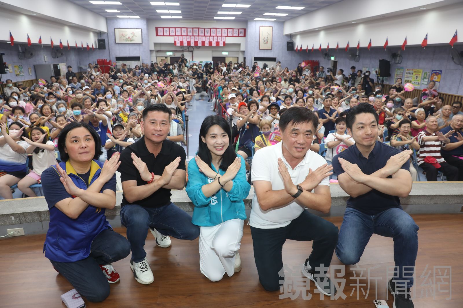 台北市長蔣萬安（右1）、前市長郝龍斌（右2）、議長戴錫欽（左2）、國民黨立委陳玉珍（左1）今皆出席徐巧芯（中）舉辦的政策宣講會。（圖／林煒凱攝）