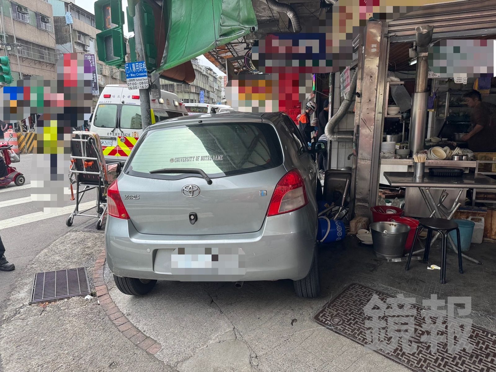 快訊／飛來橫禍！信義區名店車禍　68歲男失控「盲衝撞進麵店」2人重擊送醫