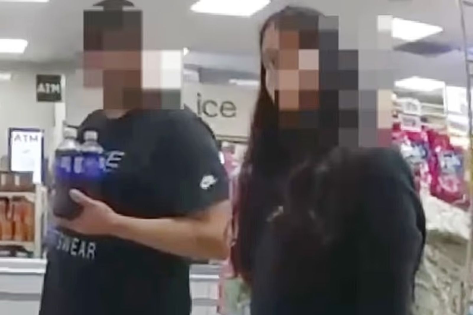 女客背後比「1手勢」！7-11店員一看立刻報警　成功救出被害人