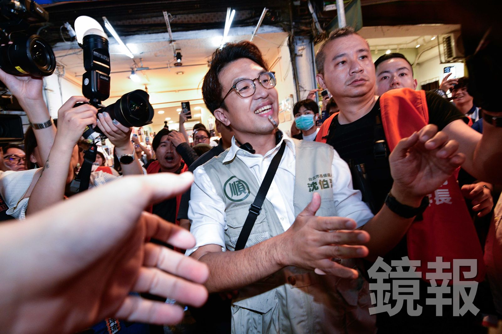 民進黨台北市長參選人沈伯洋昨晚到士林夜市掃街,到深夜10點團隊突切換「靜音模式」。攝影李智為