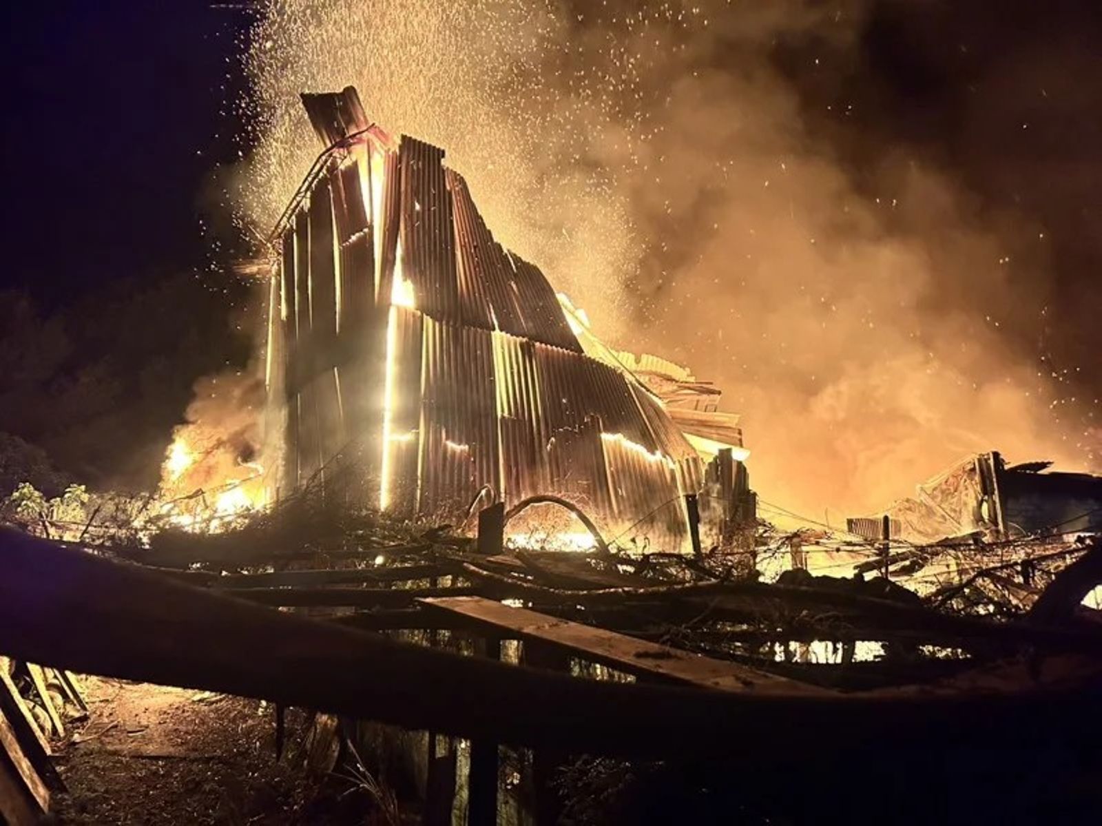 台中鐵皮工寮陷火海 紅光照亮1公里驚悚畫面曝...13車急灌救