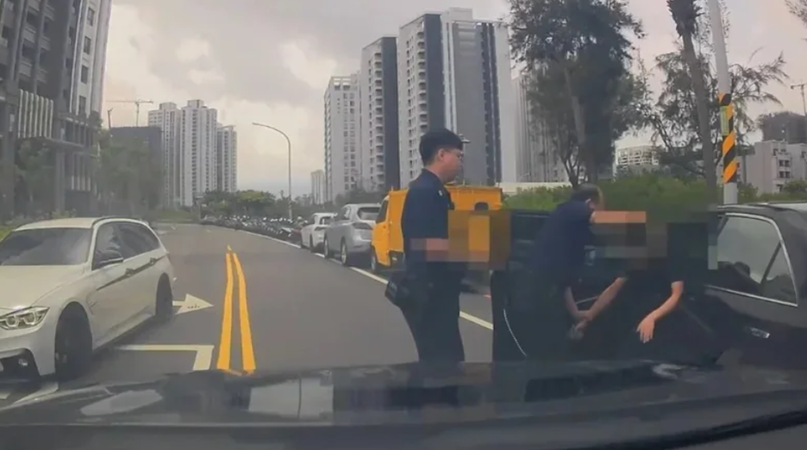 19歲毒蟲借車把妹先拉K 闖紅燈躲警自撞電桿 女友沒等嘸人「先被警察抓走」