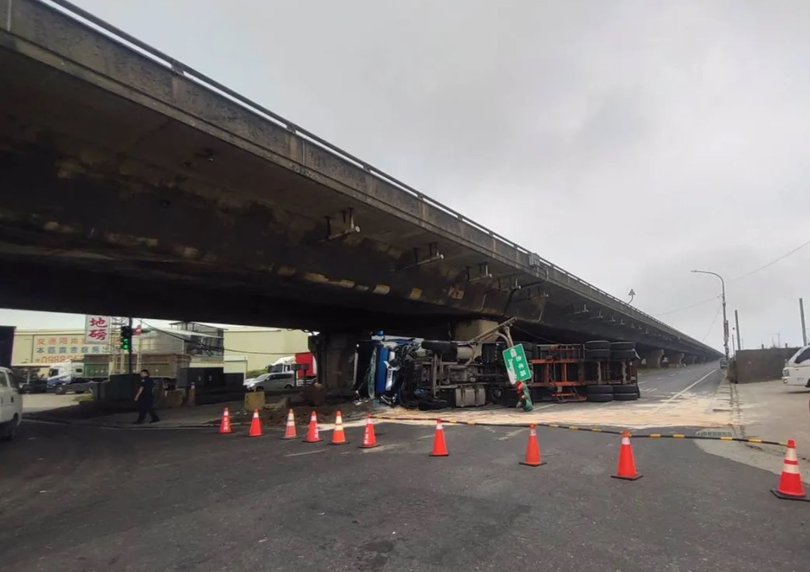 曳引車翻覆占據車道，造成該路段交通受阻4小時。翻攝畫面