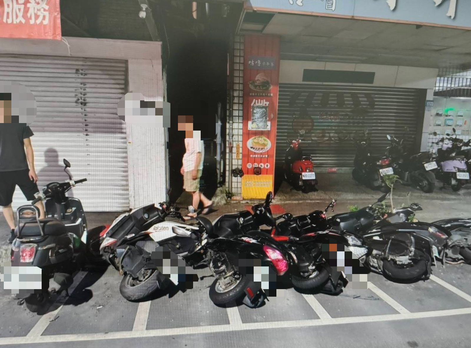 停車格內機車遭撞倒。圖/翻攝畫面