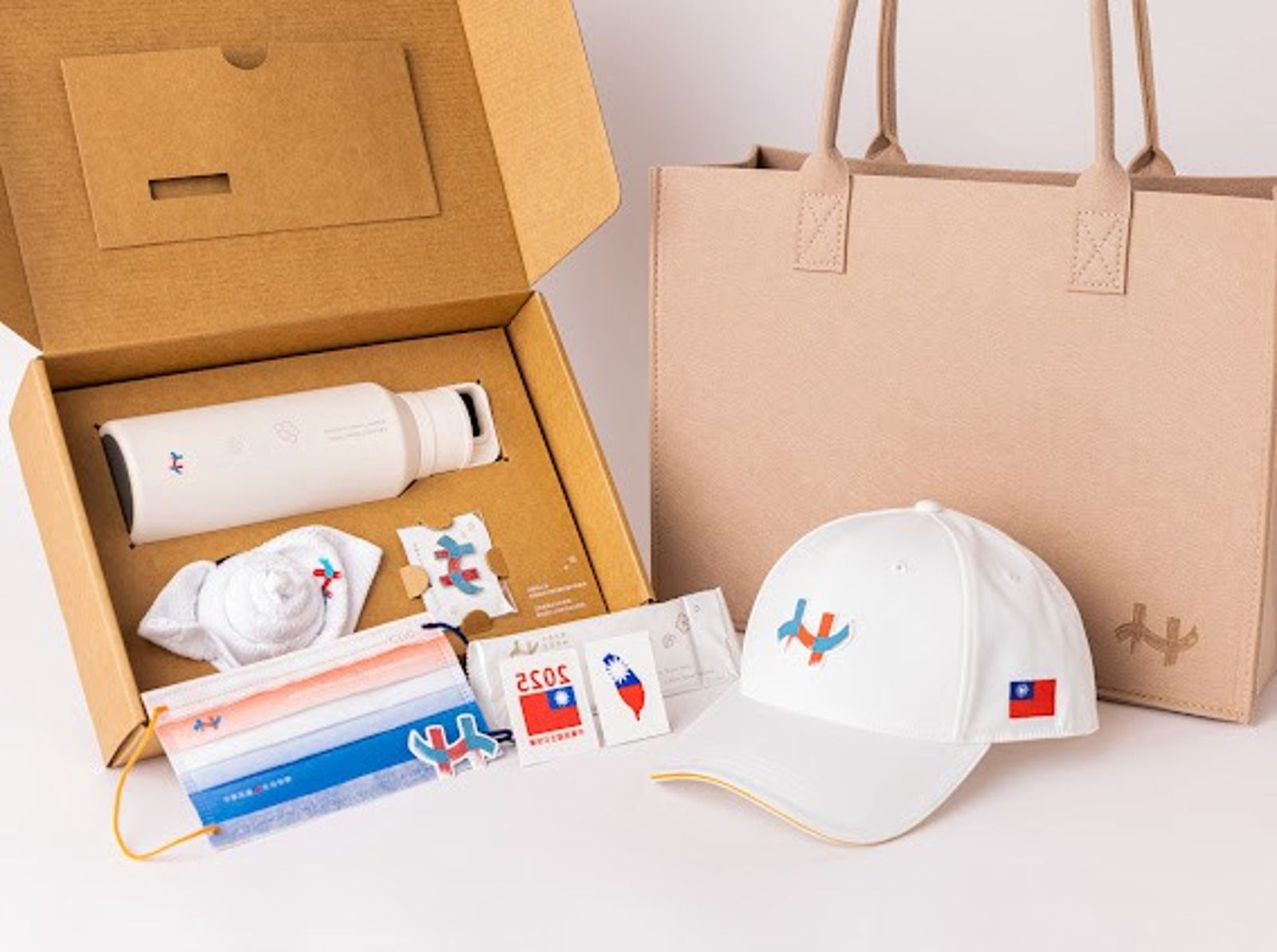 2025國慶小物開箱 「無印風」磨砂保溫瓶、毛氈布手提袋吸睛