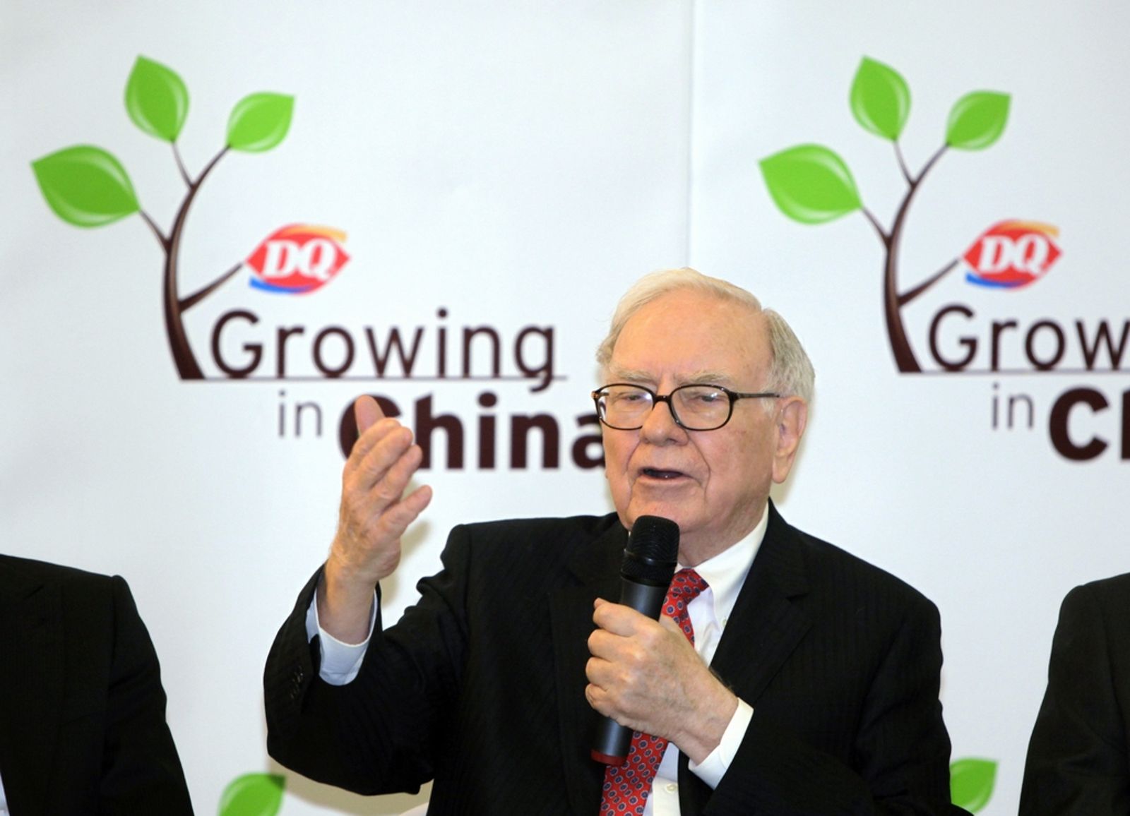 巴菲特退休前「痛罵川普」：關稅根本是對盟友的戰爭行為