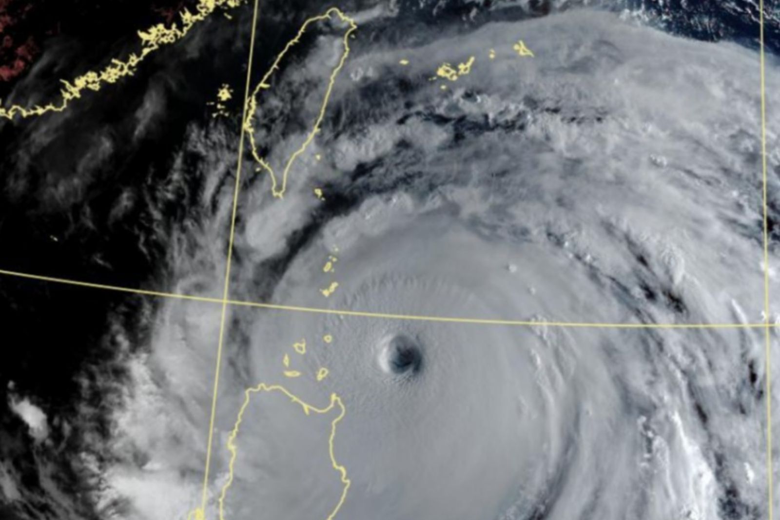 颱風「樺加沙」達超級颱風等級！南台灣今明迎劇烈威脅　北部防10級強陣風
