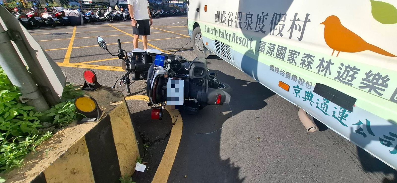 警用機車慘遭擊落。翻攝畫面