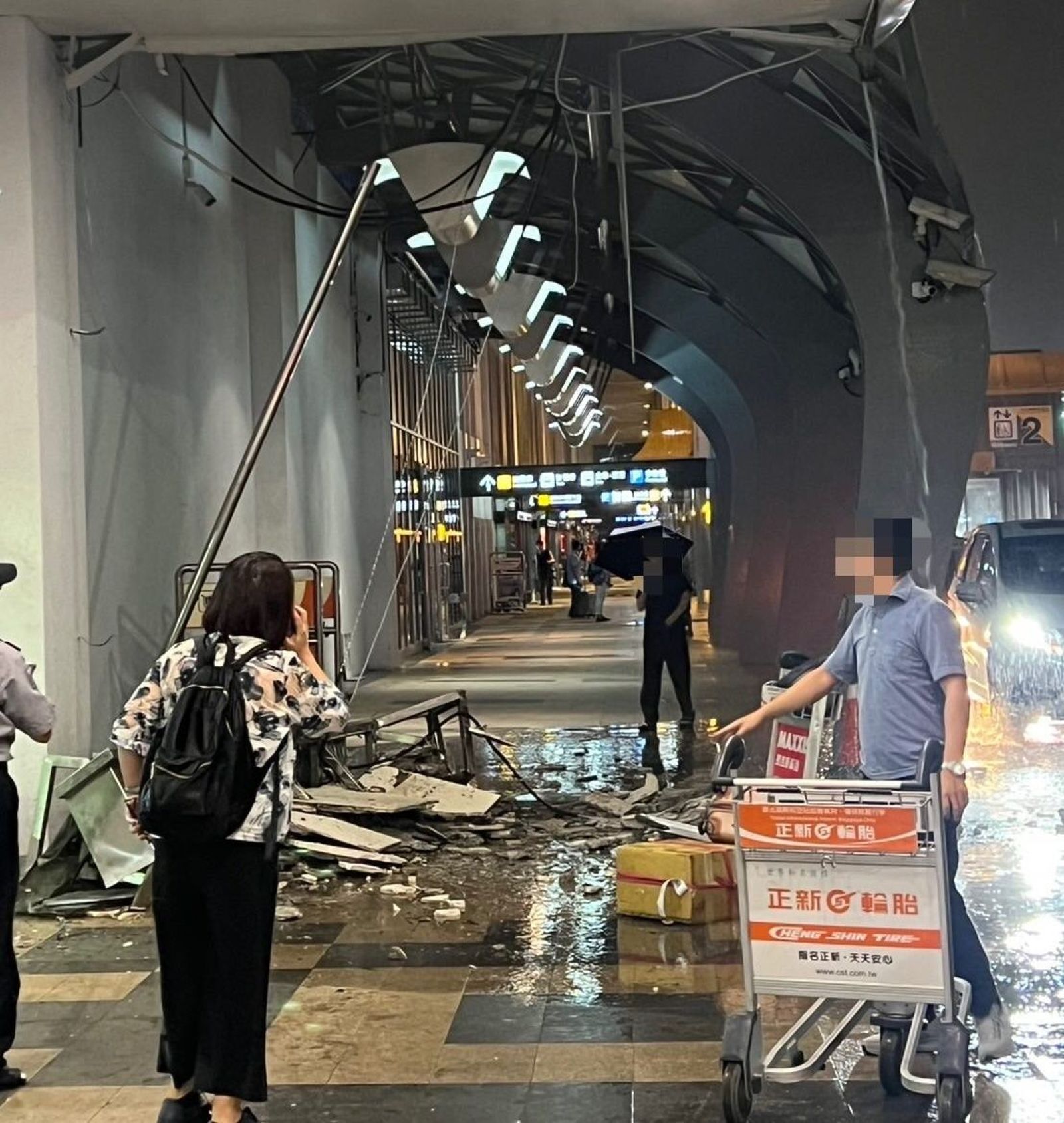 豪雨炸台北！松山機場「天花板崩塌」嚇壞旅客　民航局曝原因