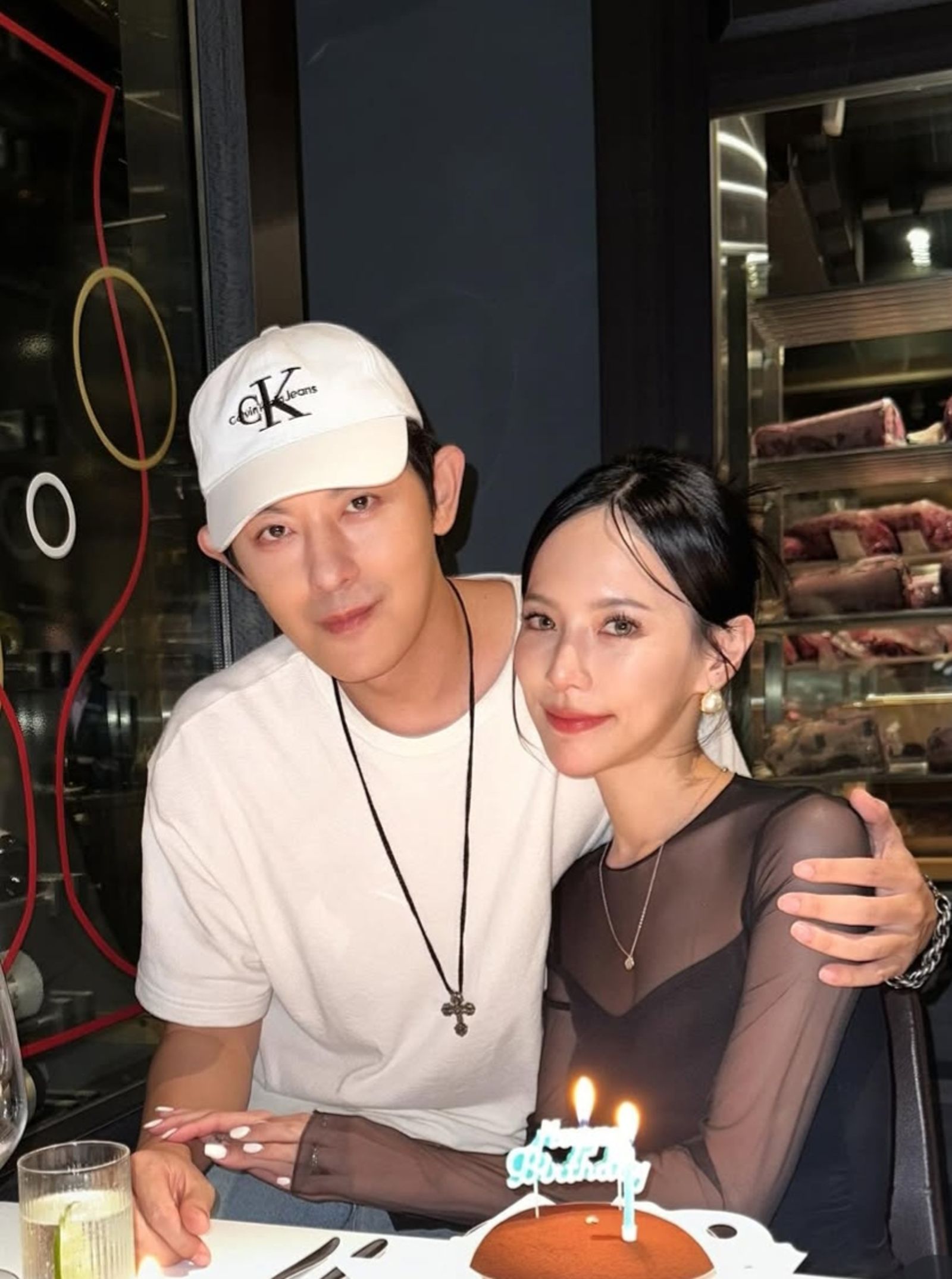 敖犬30日和老婆發發慶生勉強擠出笑容。翻攝bboyowodog IG