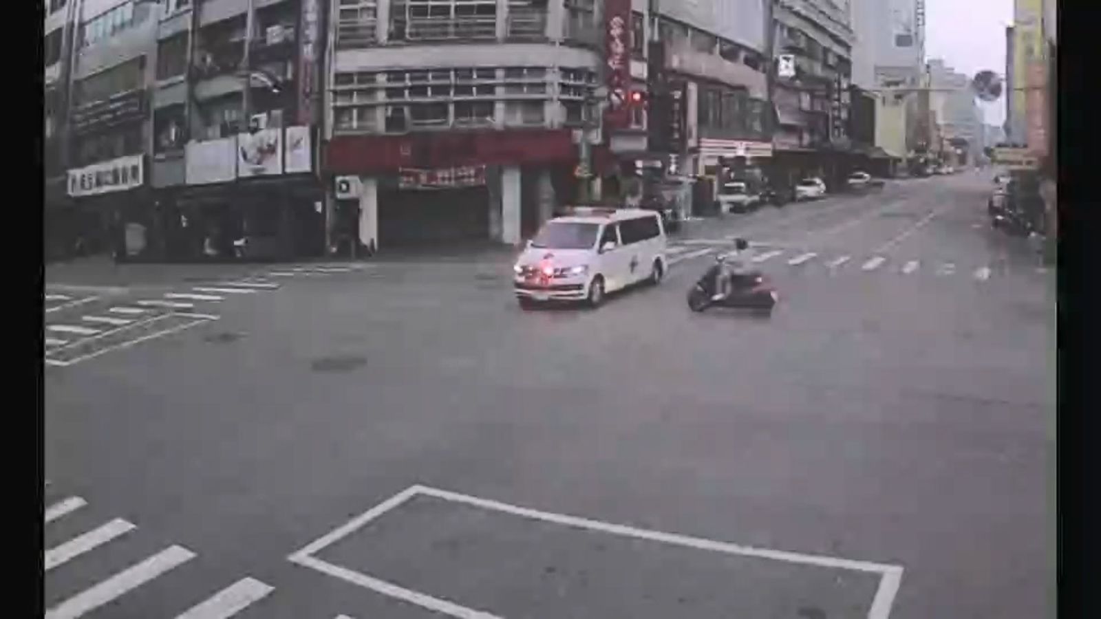 民間救護車通過路口,左側機車攔腰撞上。圖/民眾提供