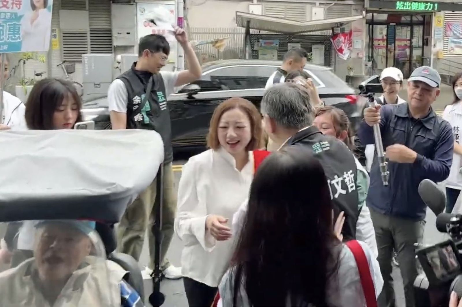 柯文哲遭阿伯當面嗆「貪污」，他不滿回擊「貪污也要拿人家錢啊，拿出證據來！」（圖／翻攝自艾草愛對囉YT）