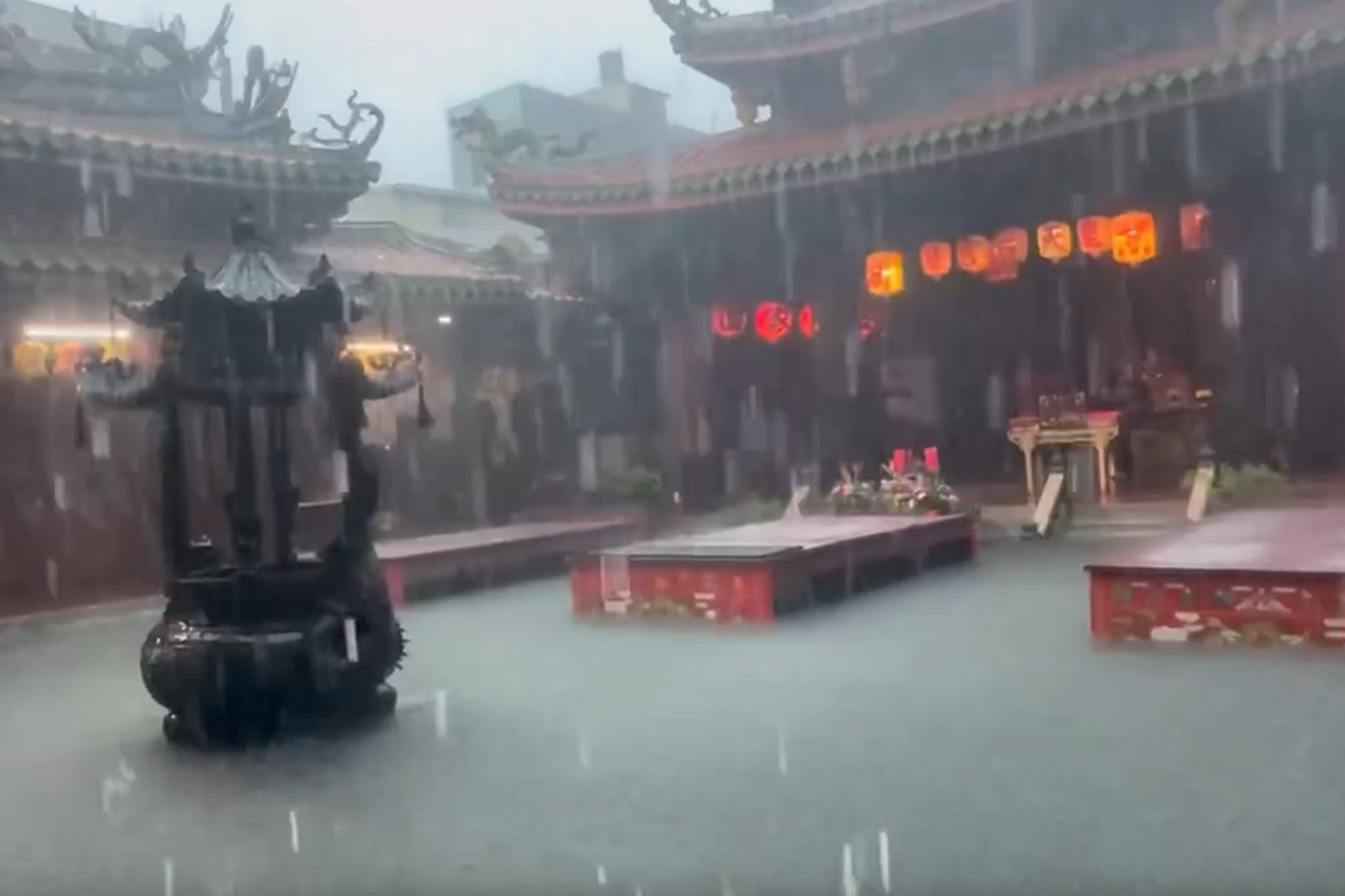 鹿港天后宮天公爐、供桌通通泡在水中。圖/翻攝自Threads@acheng.chen18