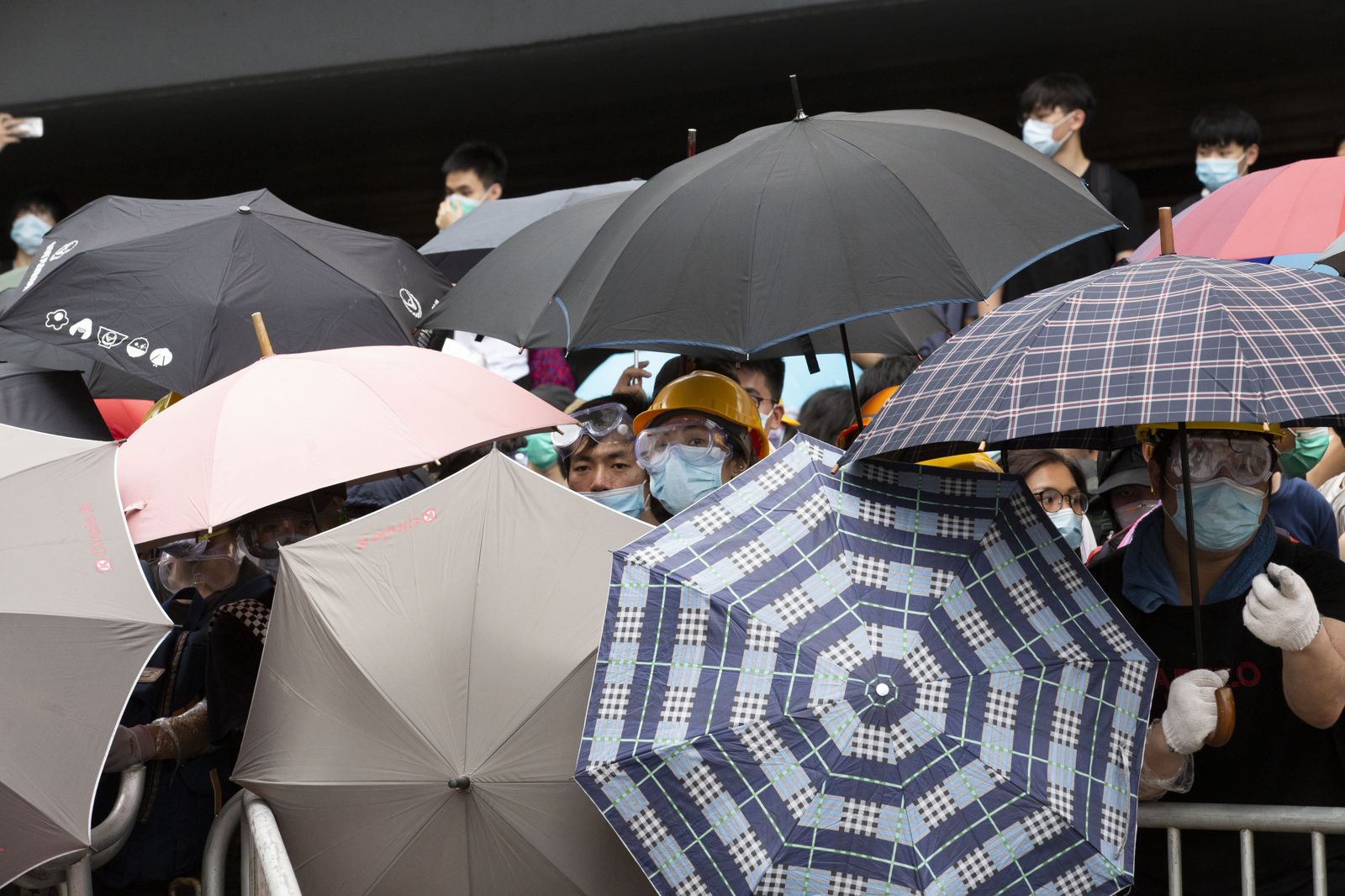 2019年6月12日「反送中」警民衝突，民眾手無寸鐵，只能以雨傘來抵擋警方的催淚彈攻擊。圖／鏡週刊