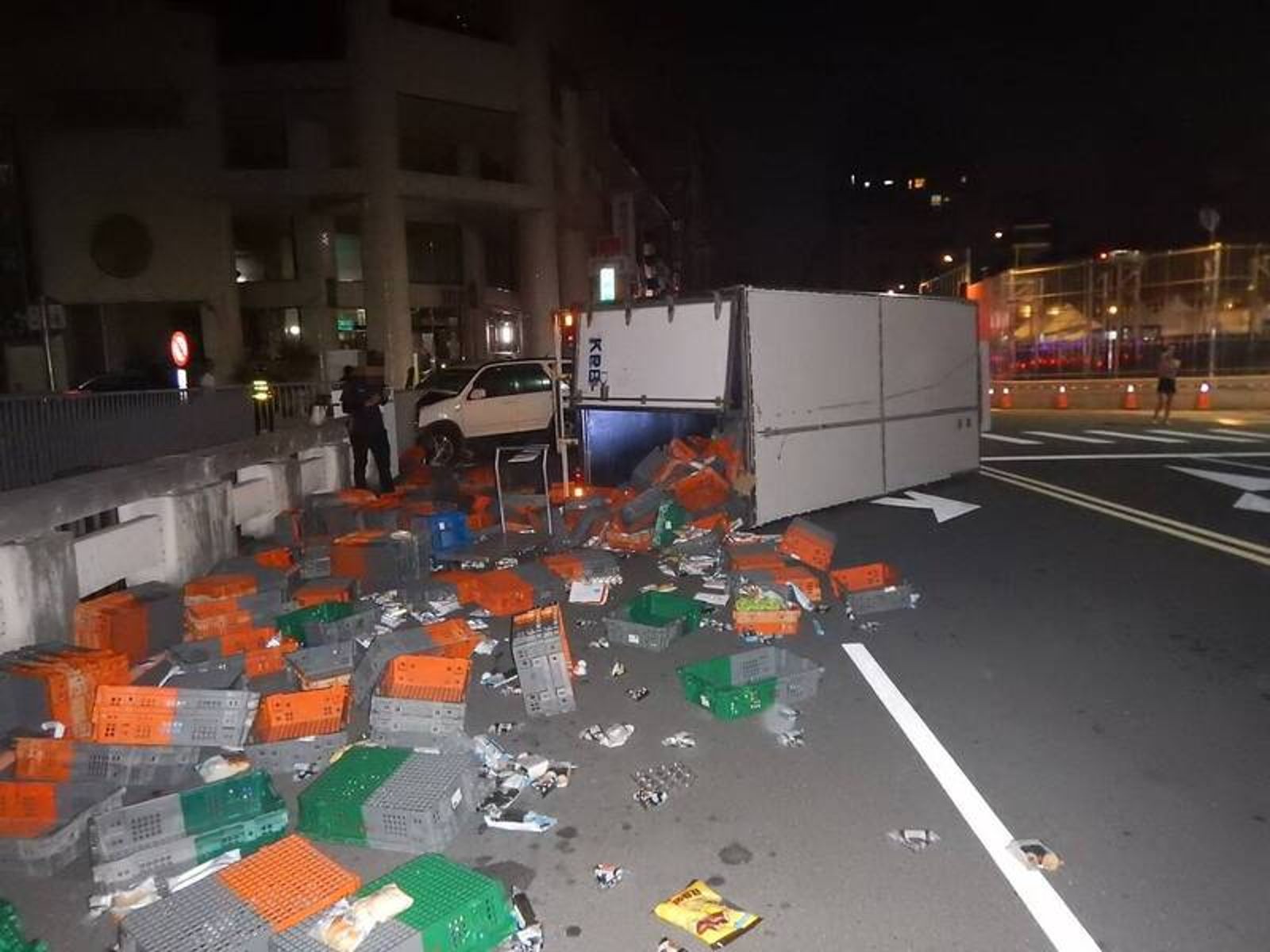 台中酒駕男猛撞物流車 貨品噴飛滿街、車頭全毀慘成廢鐵