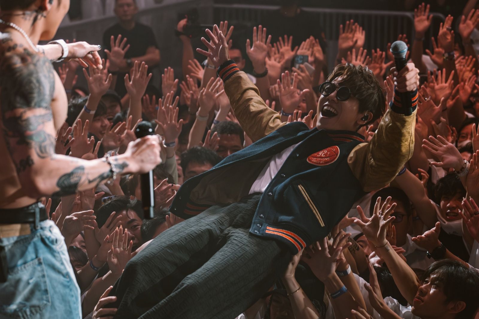 「人體衝浪」畫面曝光　林家謙突掏出香蕉、張敬軒被摸重要部位