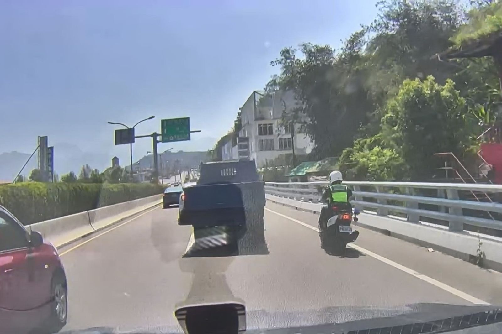 謝男駕駛未懸掛車牌小貨車，不但拒檢，還在縣道一路狂竄，警員騎乘機車尾隨在後。民眾提供